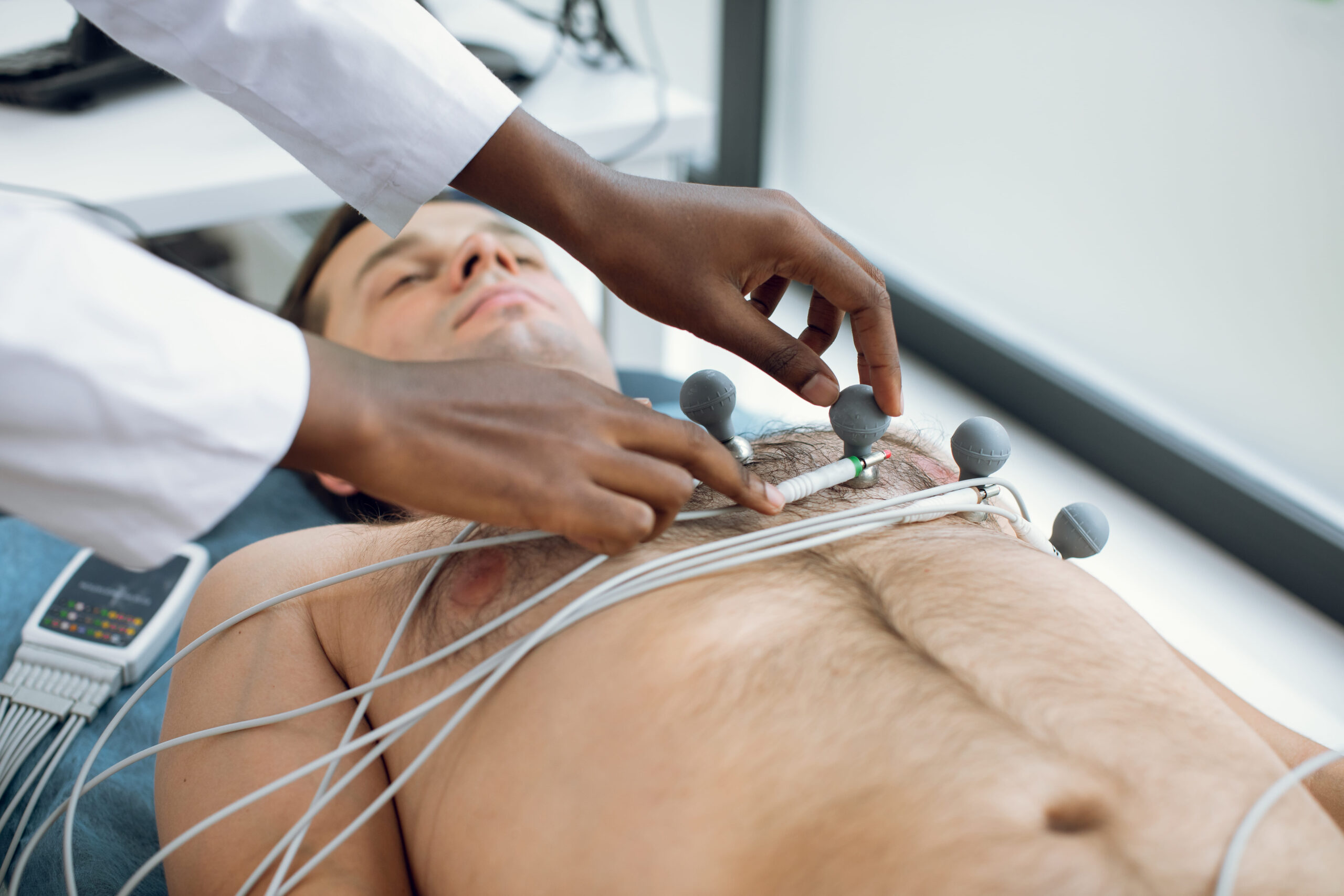 Médico realizando estudio Holter