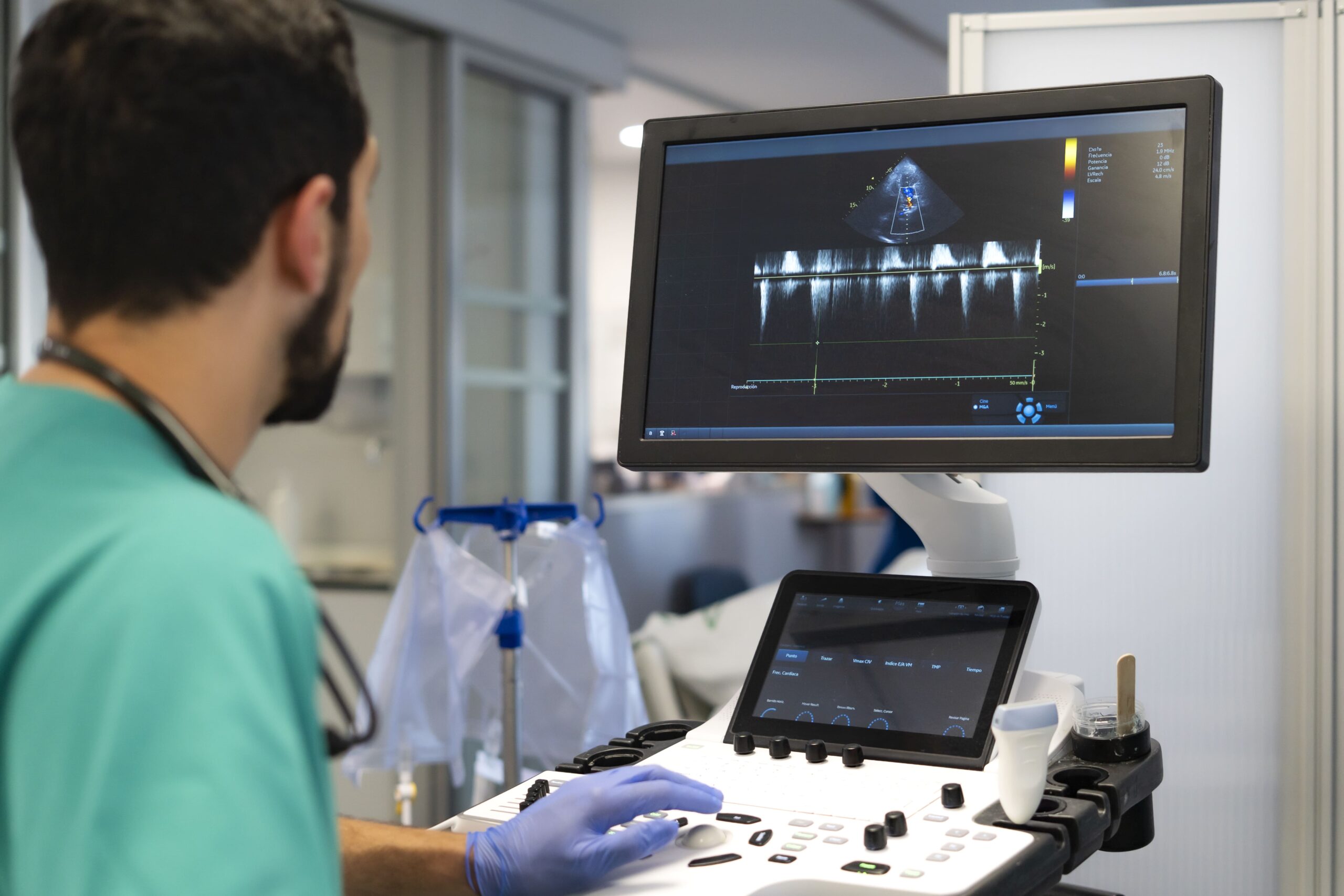 Persona realizando ecocardiograma del corazón