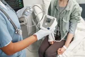 Médico realizando prueba MAPA
